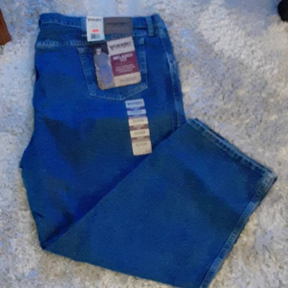 Wrangler Rugged Wear relaxed fit classic jean 5 pocket style NEW 52X28 MSRP $35…
